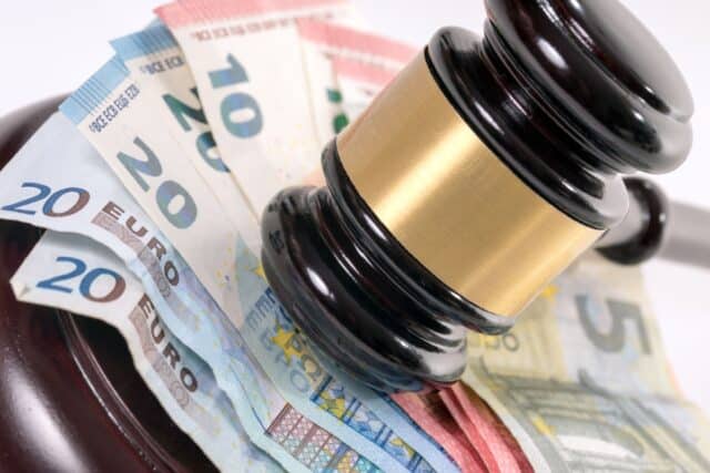 Richterhammer und Euro-Banknoten: Symbolfoto zum Urteil des Bundessozialgerichts bezüglich Rückforderungen beim Bürgergeld.