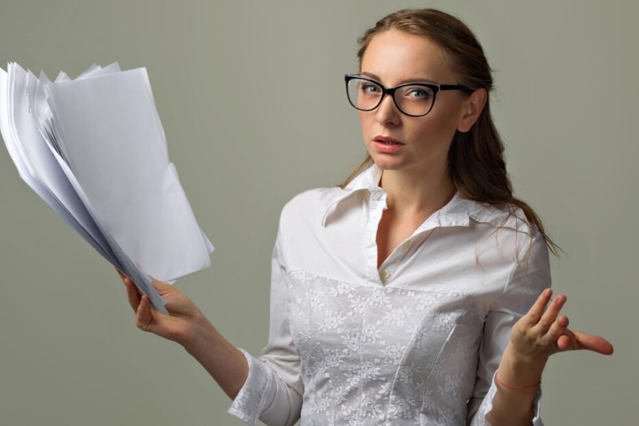 Frau hält frustriert Stapel Jobcenter Bescheide und Dokumente, symbolisiert Bürgergeld Widerspruchsfrist Verlängerung