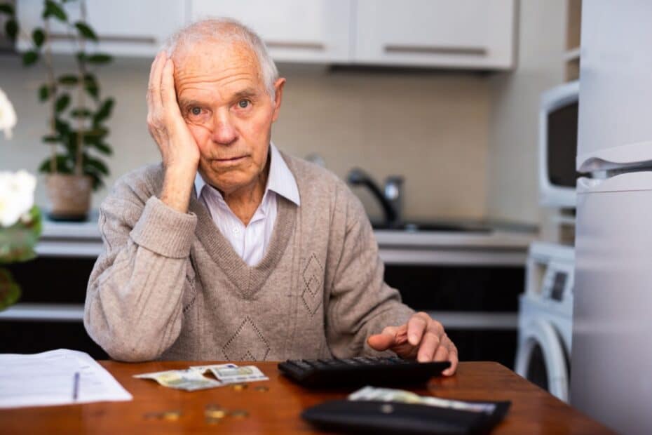 Frustrierter Rentner prüft seine Unterlagen