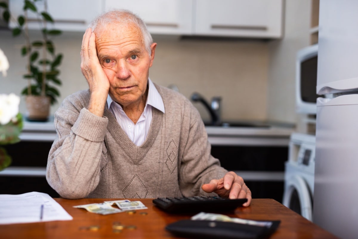 Frustrierter Rentner prüft seine Unterlagen
