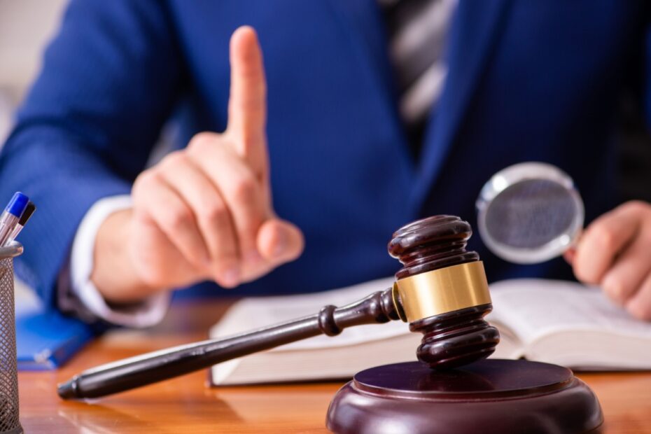 Richterhammer auf einem Schreibtisch vor einem Gesetzbuch: Symbolbild zum Urteil des Bundessozialgerichts (BSG) zum Widerspruchsverfahren bei Bürgergeld.