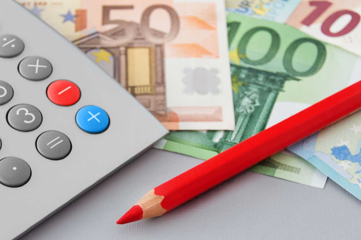 Euro Scheine mit Taschenrechner und rotem Stift