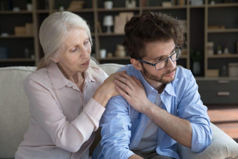 Mutter hilft erwachsenen Sohn finanziell