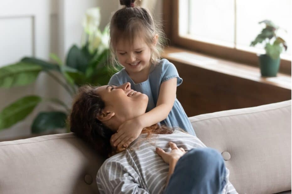 Alleinerziehende Mutter mit Kind auf dem Sofa