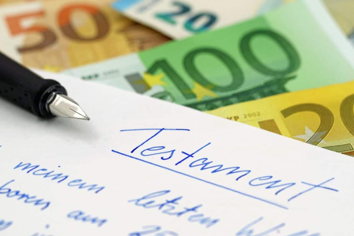 handgeschriebenes Testament mit Füller und Geldscheinen