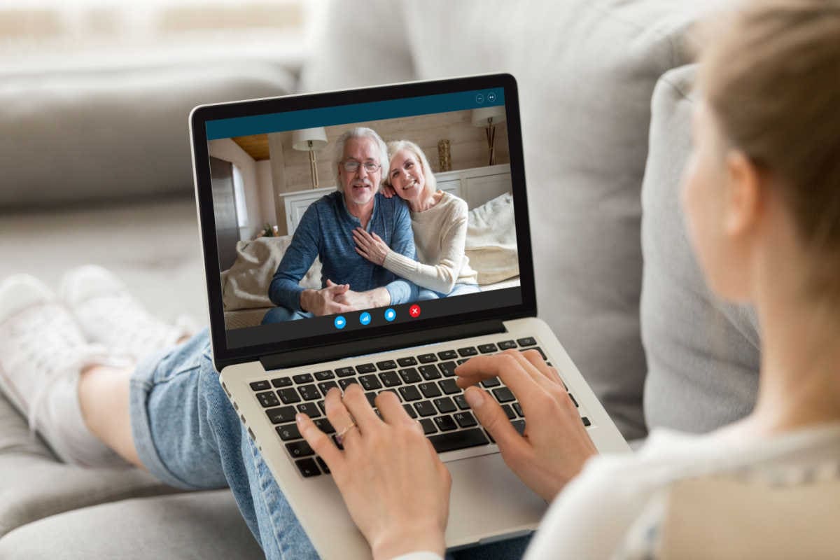 Junge Frau bei Video-Telefonie mit der Familie