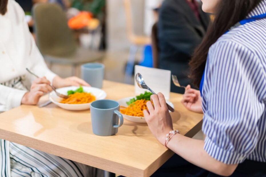 Mitarbeiter beim Mittagsessen in der Kantine