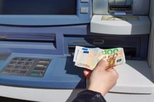 Bargeldauszahlung in Euro am Geldautomaten