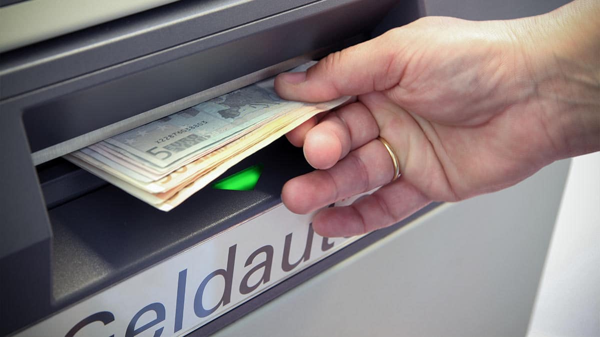 Hände machen heben Bargeld am Geldautomaten ab