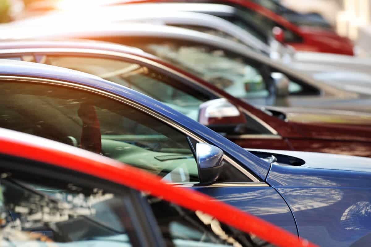 Fahrzeuggruppe in Reihe geparkt: Bürgergeld Vermögen - wie teuer darf Auto sein?