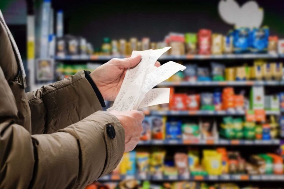 Einkaufszettel in der Hand vor Regal im Geschäft