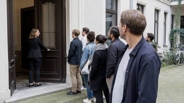 Warteschlange bei einer Wohnungsbesichtigung vor einem Berliner Altbau.