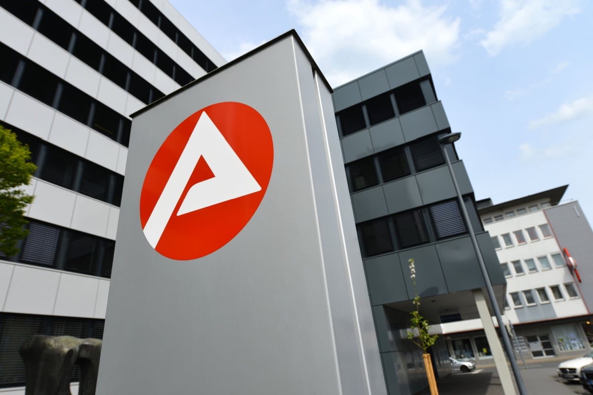Logo der Bundesagentur für Arbeit an einem modernen Gebäude als Symbol für den Zusammenhang von Bürgergeld-Bezugsdauer und Bildungsstand.