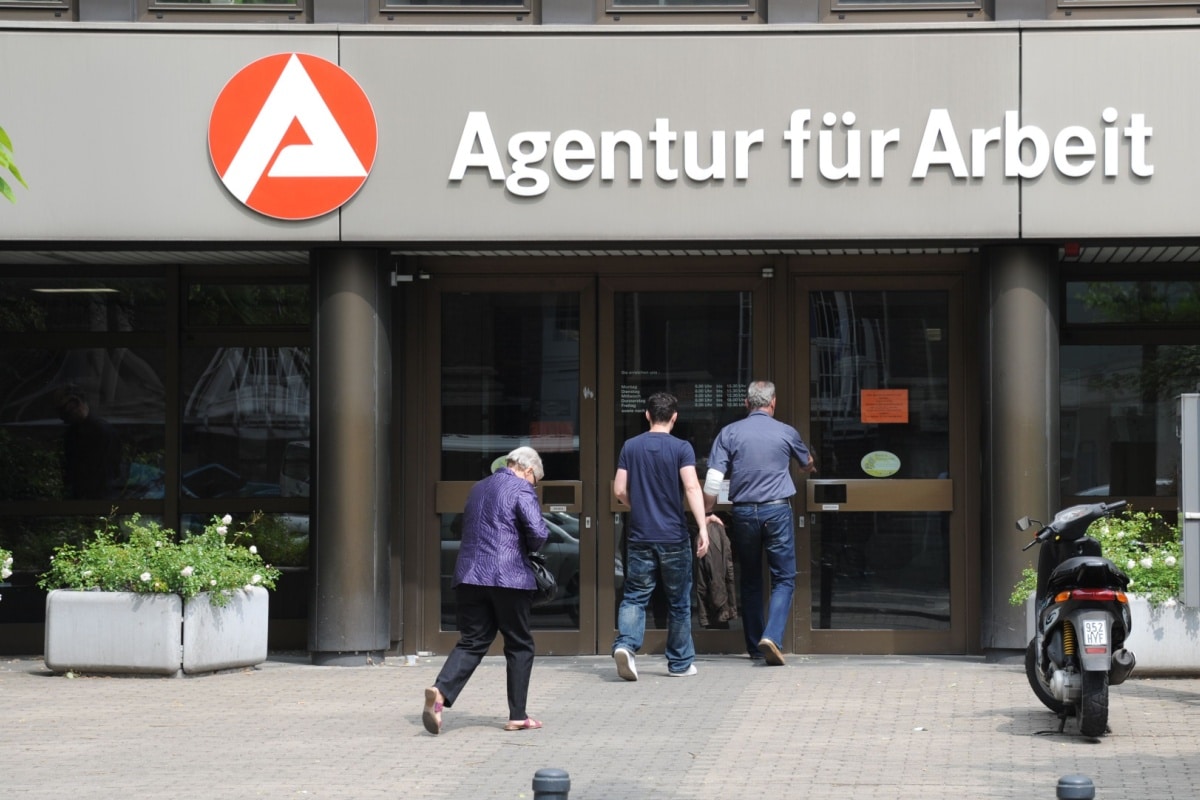 Menschen am Eingang der Agentur für Arbeit