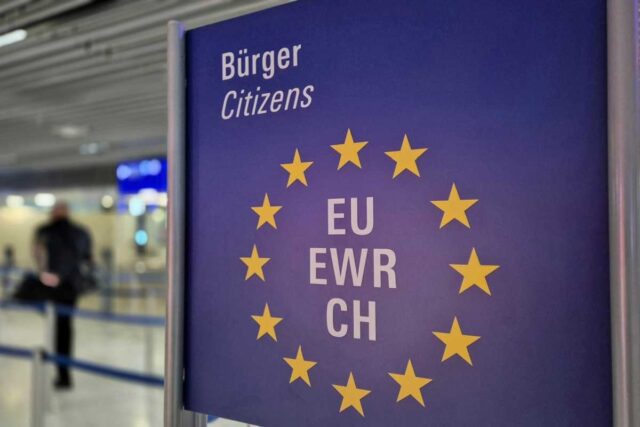Reisepasskontrolle für EU-Bürger am Flughafen