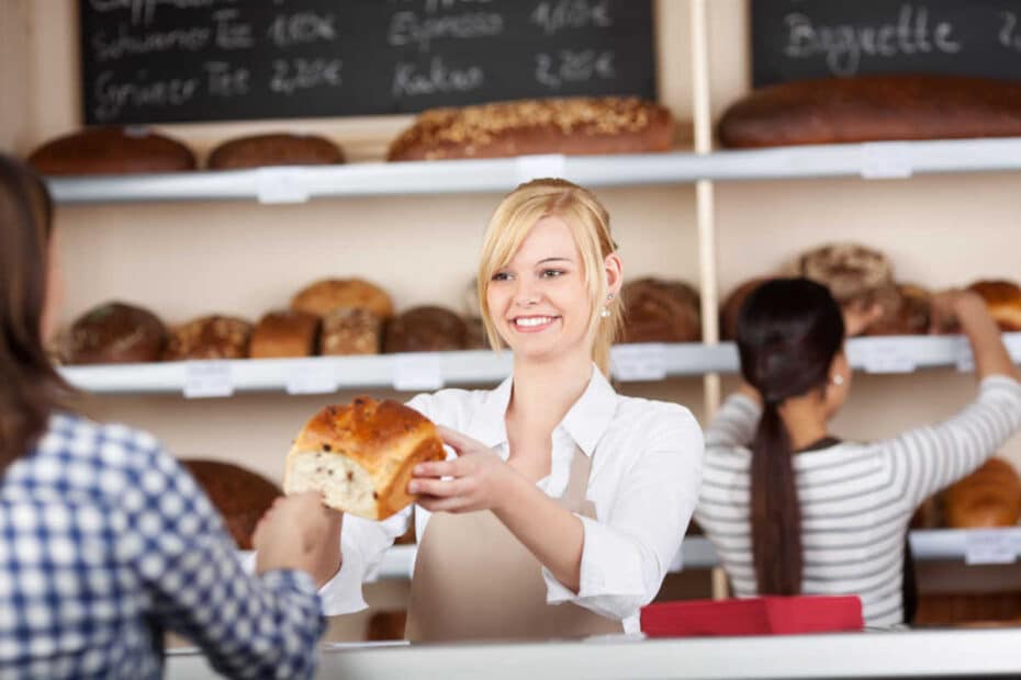 Junge Schülerin hilft in Bäckerei aus