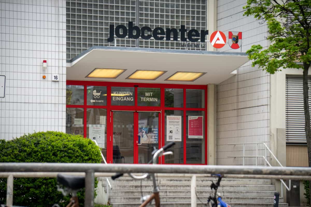 Frontansicht Jobcenter als Leistungsträger für Bürgergeld