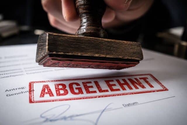 Antrag wird mit "Abgelehnt" abgestempelt, Closeup