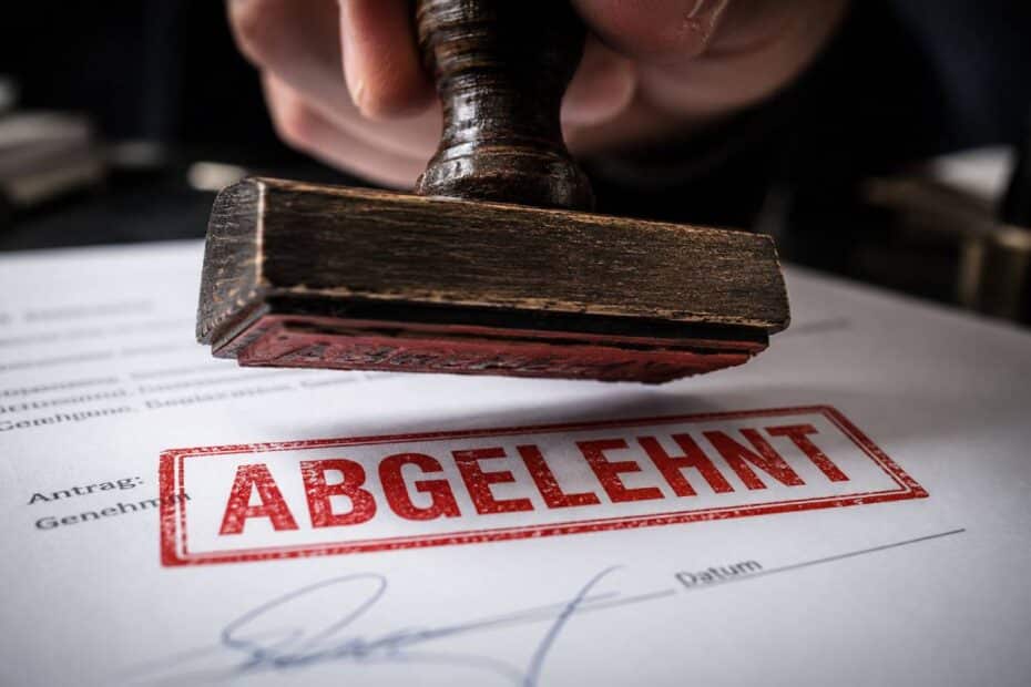 Antrag wird mit "Abgelehnt" abgestempelt, Closeup