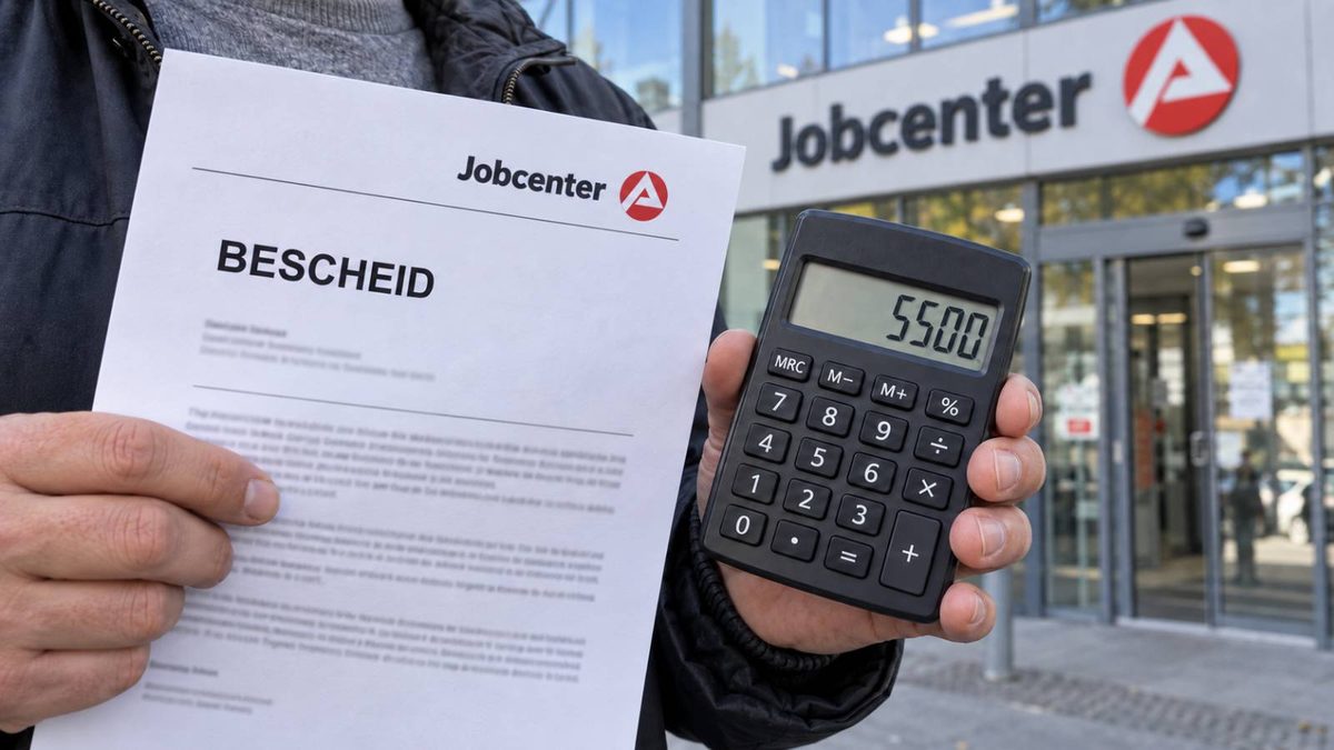 Mann hält einen Jobcenter-Bescheid und einen Taschenrechner mit 5.500 Euro vor einem Jobcenter