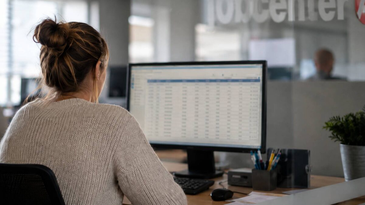 Jobcenter-Mitarbeiterin prüft Datensätze am Computer beim neuen Bürgergeld-Datenabgleich