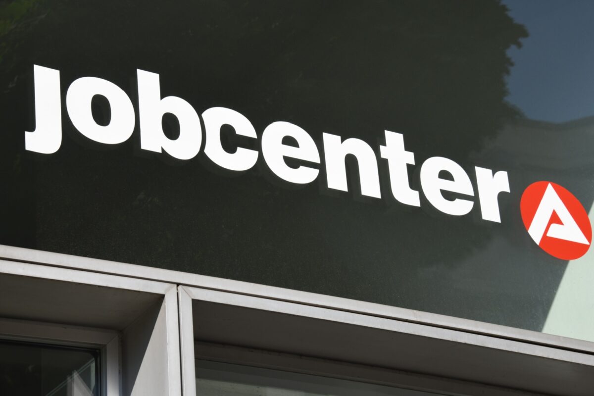 Jobcenter-Logo an Fassade