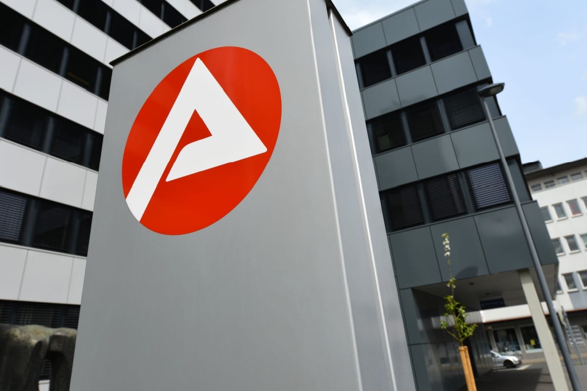 Jobcenter-Gebäude mit Logo der Bundesagentur für Arbeit: Deutlich mehr Sanktionen beim Bürgergeld im Jahr 2025.