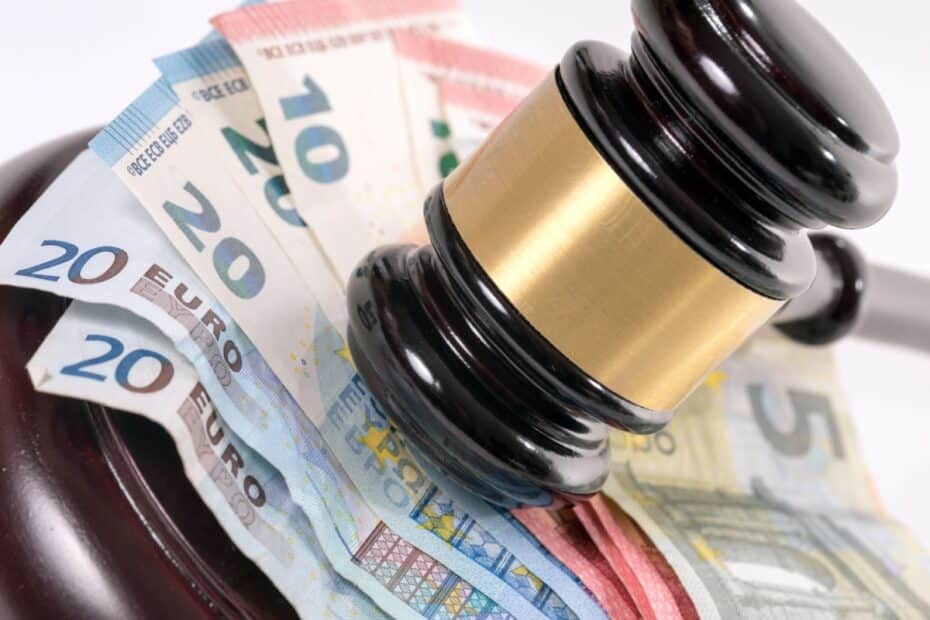 Symbolbild: Richterhammer liegt auf Euro-Geldscheinen – Gericht entscheidet über gestrichene Mietzahlungen im Bürgergeld-Fall