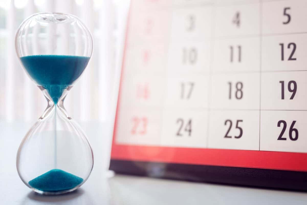 Sanduhr vor Kalender, symbolisch für Karenzzeit beim Bürgergeld für Vermögen und Miete