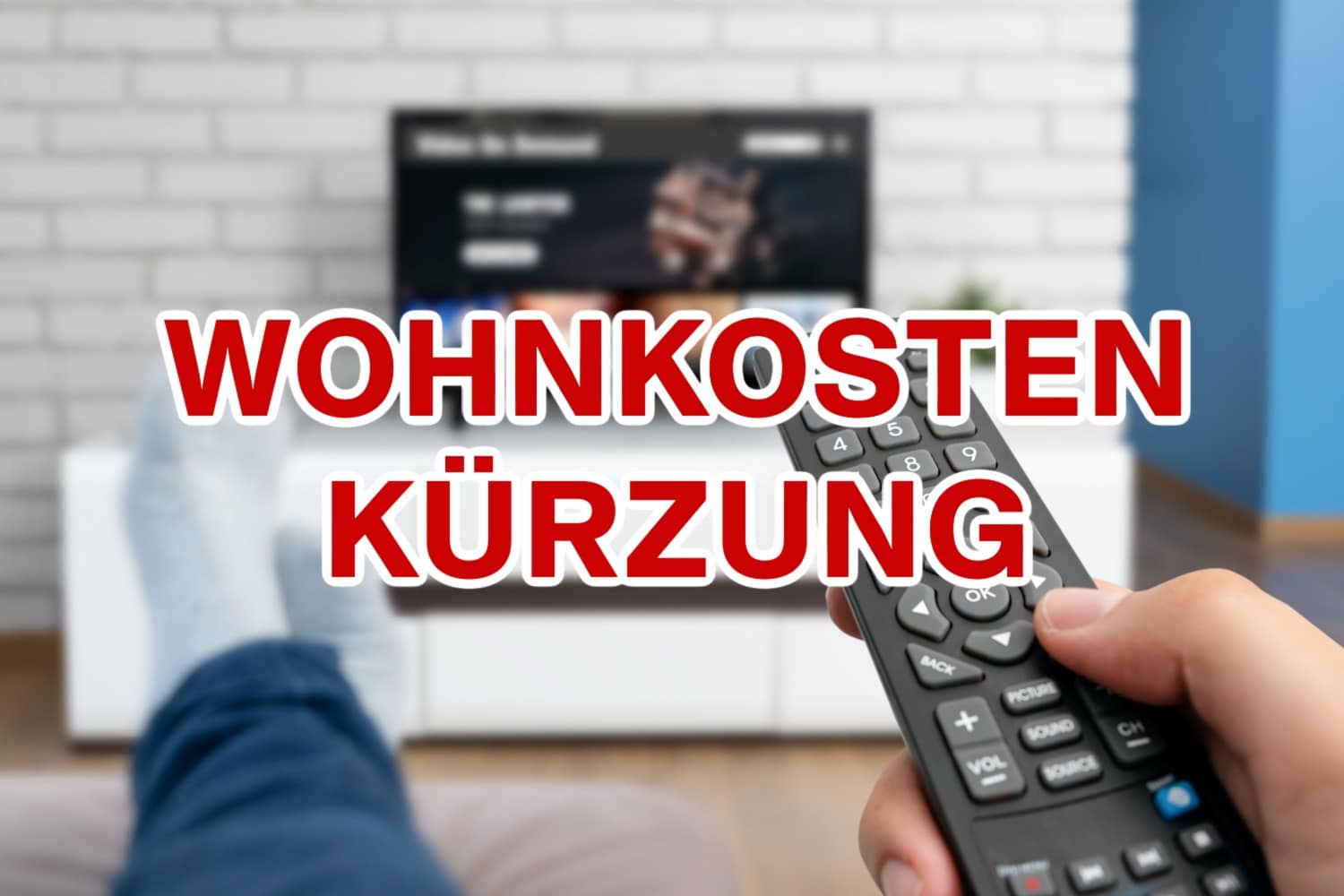 Hand hält Fernbedienung in Richtung Fernseher