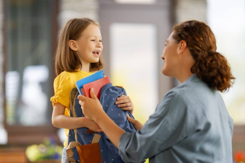 Mutter und Tochter packen Schultasche