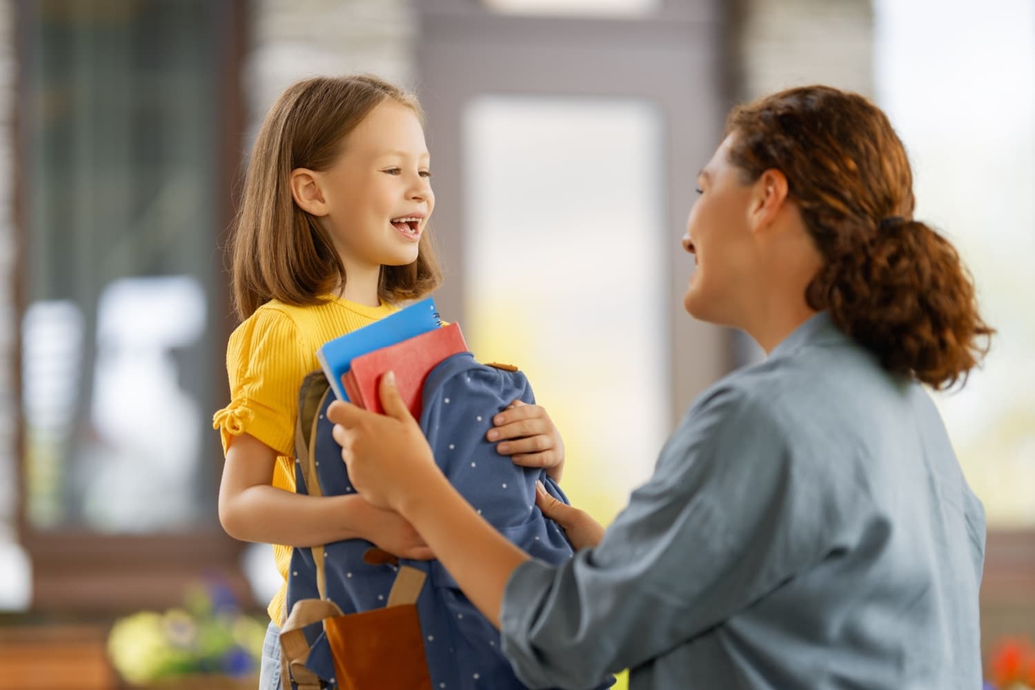 Mutter und Tochter packen Schultasche