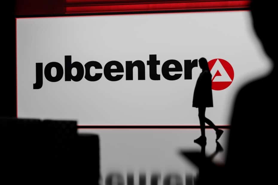 Jobcenter im Hintergrund Logo und Silhouette einer Frau im Vordergrund