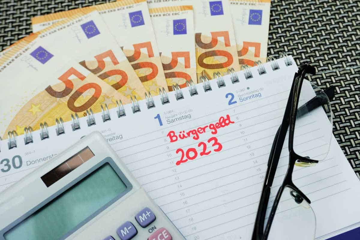 Bürgergeld muss nachgebessert werden Kalender und Geldscheine 2023