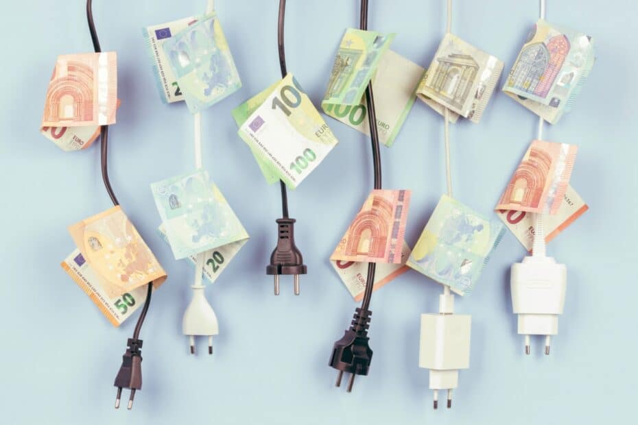 Hängende Stromstecker mit Eurp-Geldscheinen