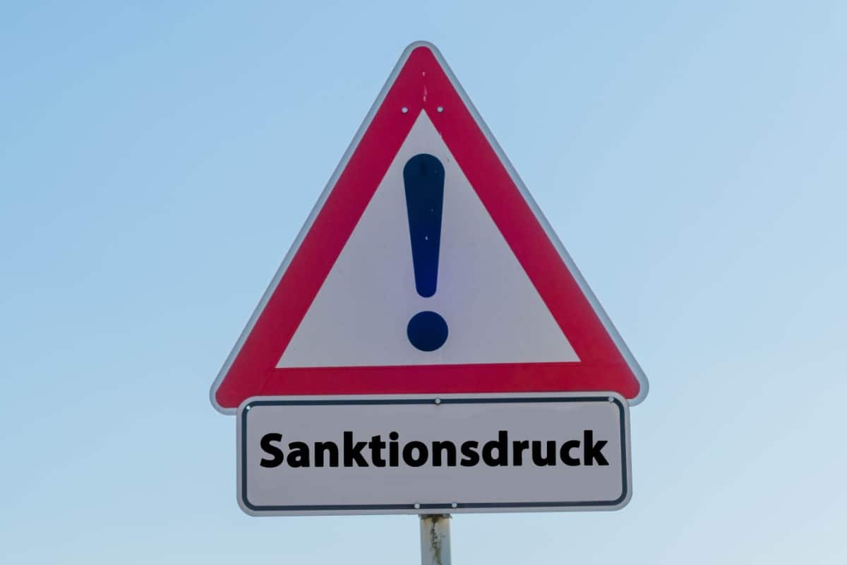 Warnschild mit der Aufschrift "Sanktionsdruck" bei der Grundsicherung