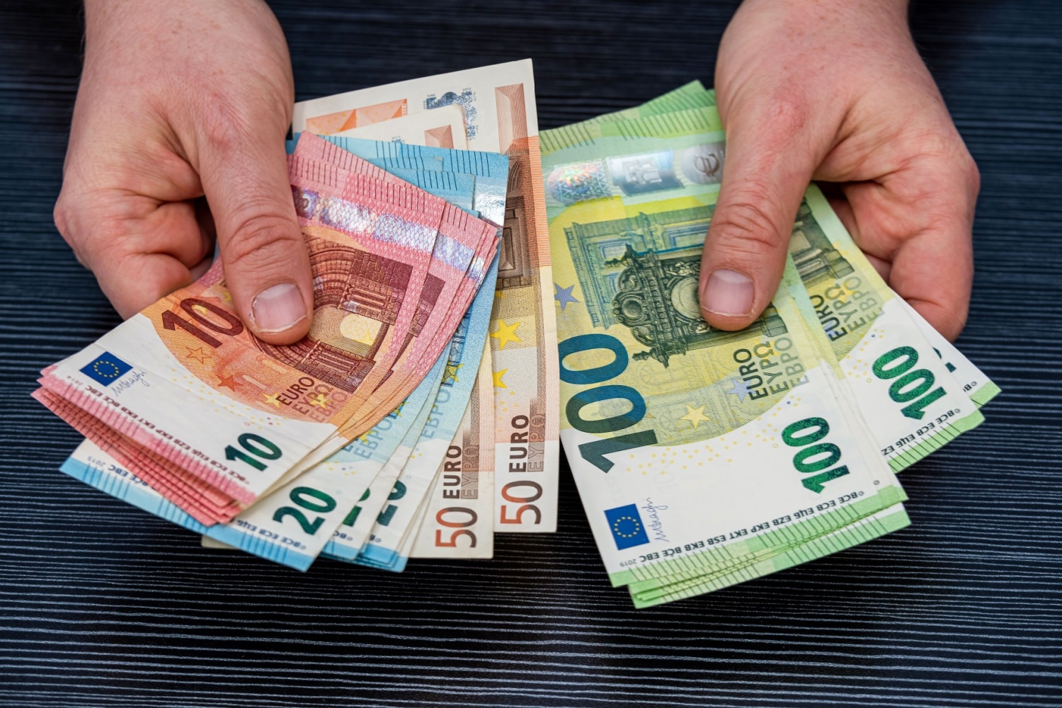 Hände zählen Euro-Geldscheine