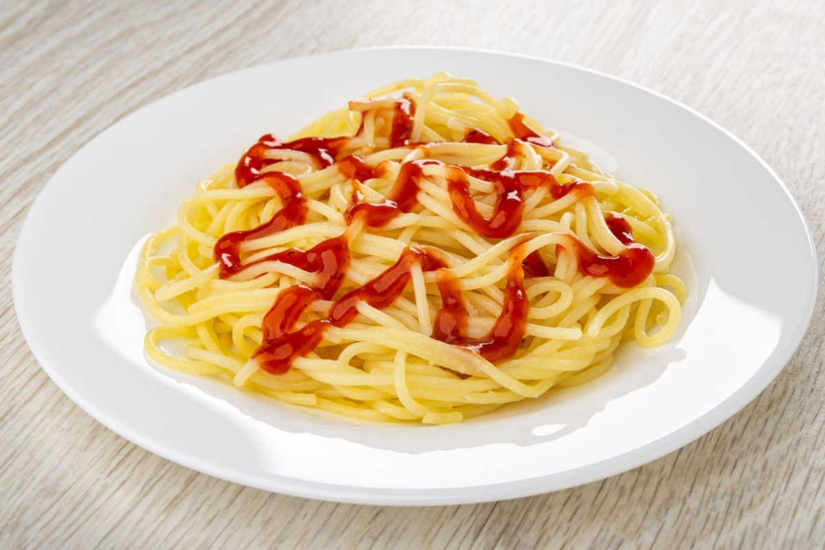 Einfaches Essen Spaghetti mit Ketchup beim Bürgergeld