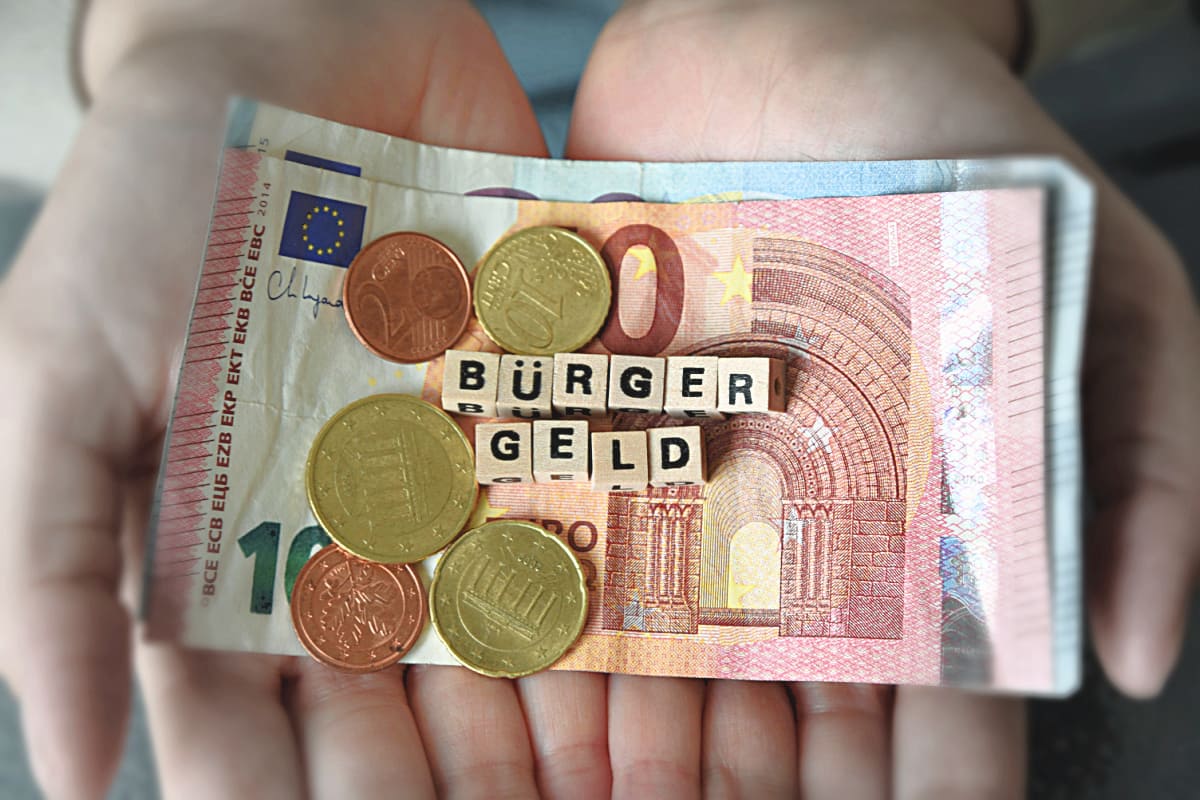 Hände mit Euro Geld und Bürgergeld