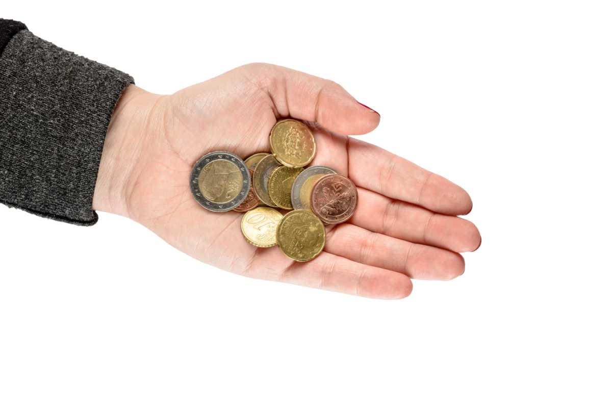 Hand hält Euro und Cent-Münzen Kleingeld