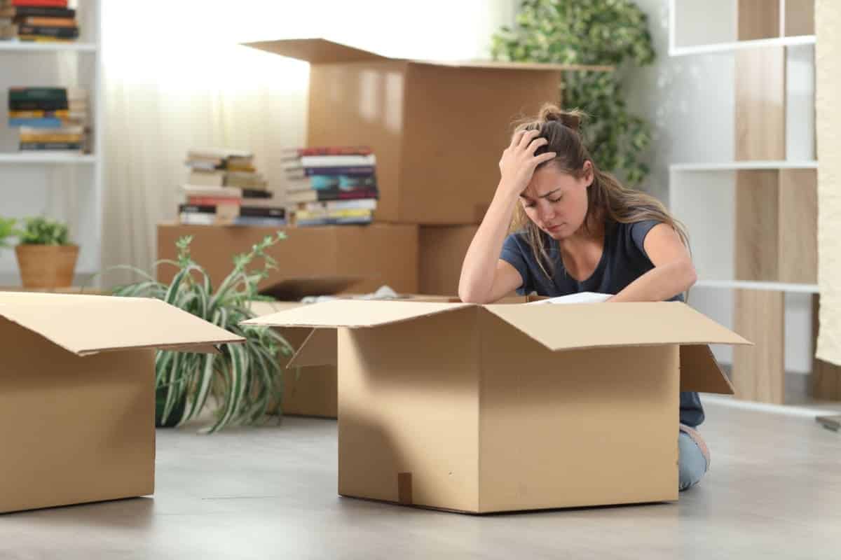 Junge Frau mit gepackten Umzugskartons