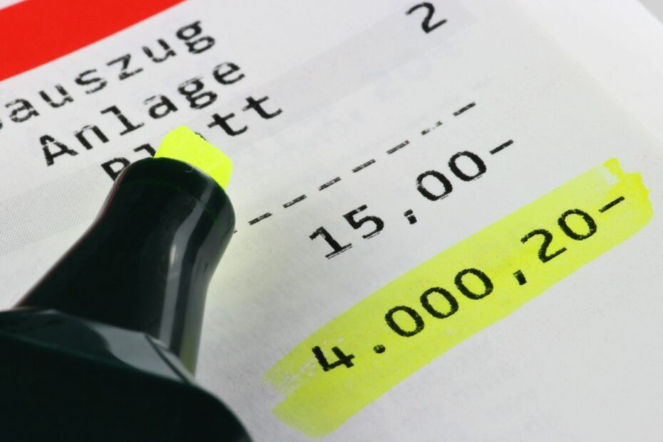 Markierter Negativsalso auf Kontoauszug, Symbolisch für Schulden statt Bürgergeld