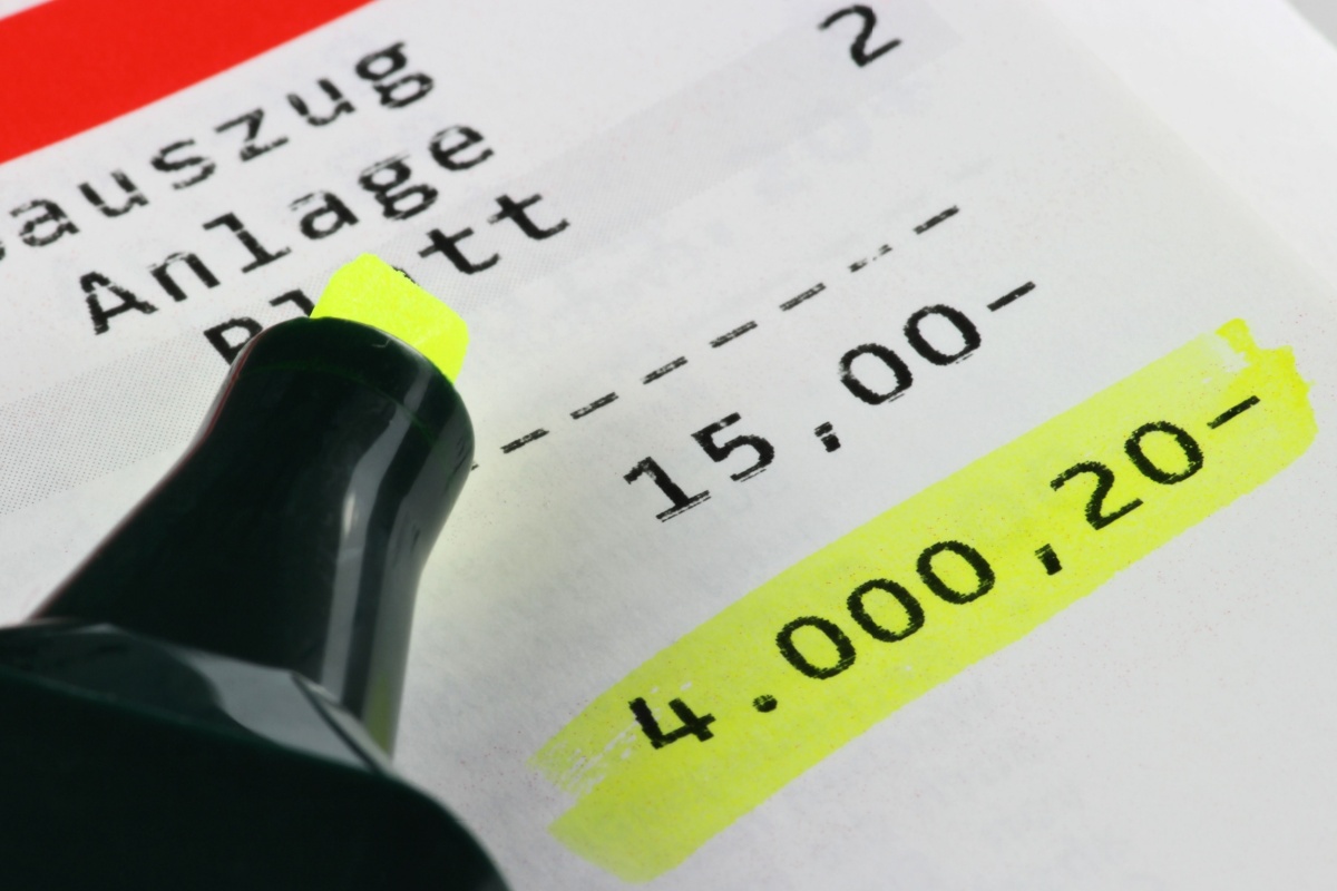 Markierter Negativsalso auf Kontoauszug, Symbolisch für Schulden statt Bürgergeld