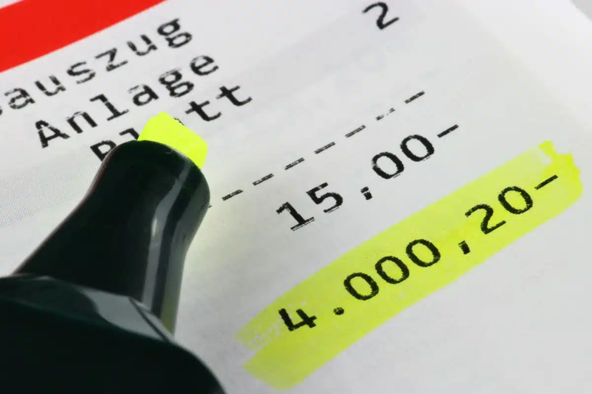 Markierter Negativsalso auf Kontoauszug, Symbolisch für Schulden statt Bürgergeld