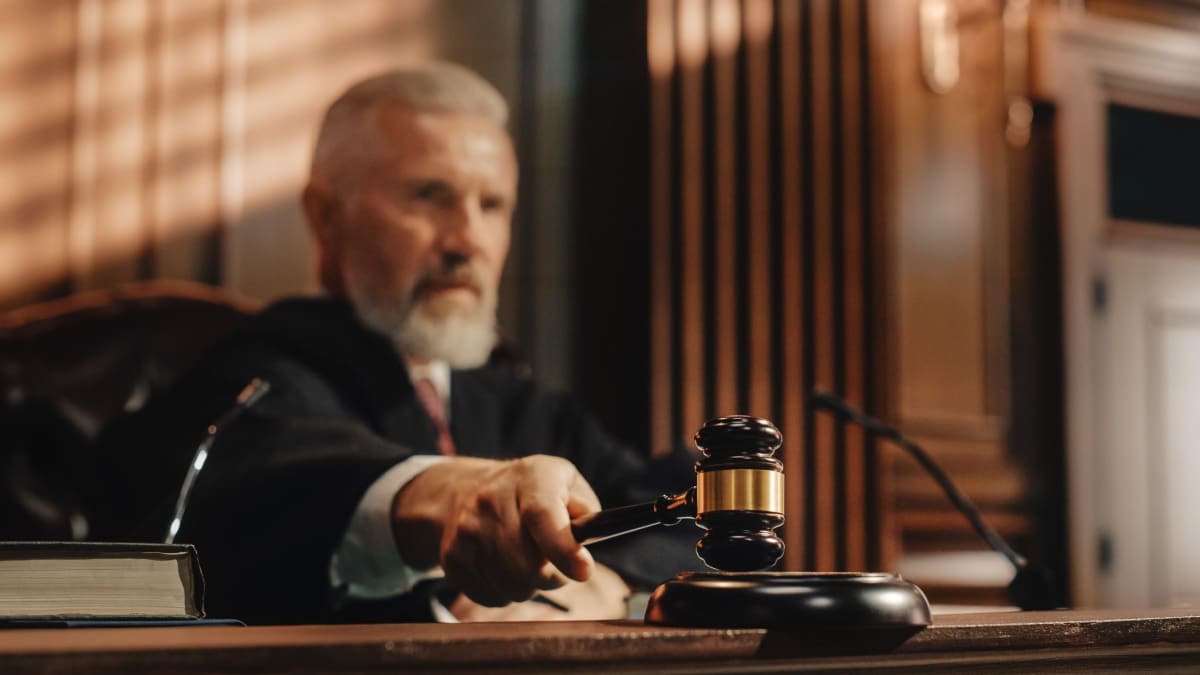 Richterhammer vor Richter, Symbol für Gerichtsurteil zu Bürgergeld-Miete.