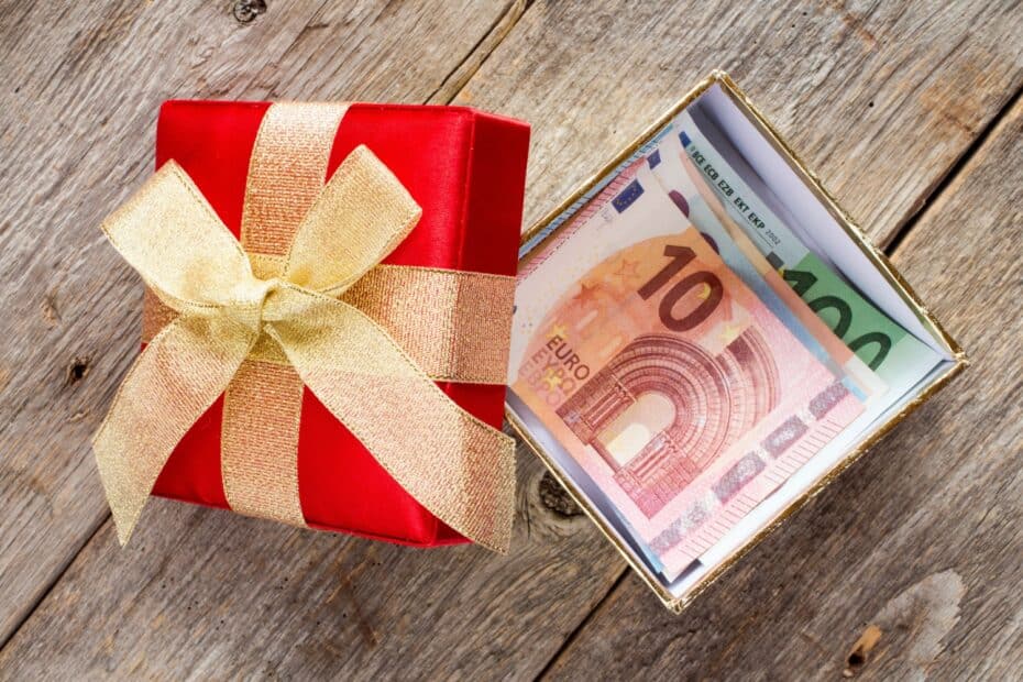 Geschenkbox mit Geldscheinen