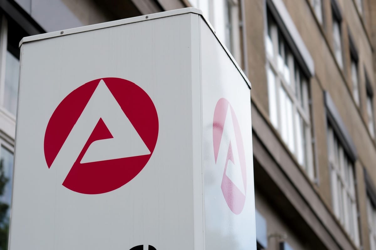 Schild mit dem Jobcenter-Logo