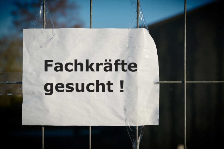 Schild am Zaun mit Aufschrift Fachkräfte gesucht