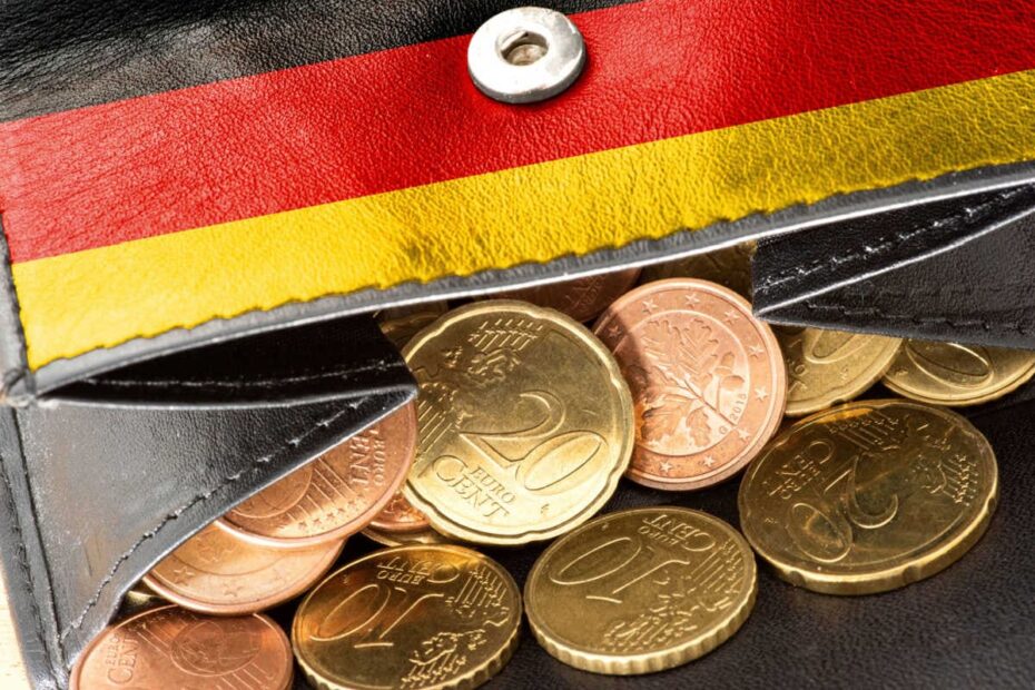 Geldbörse in Deutschlandfarben mit Euro-Kleingeld