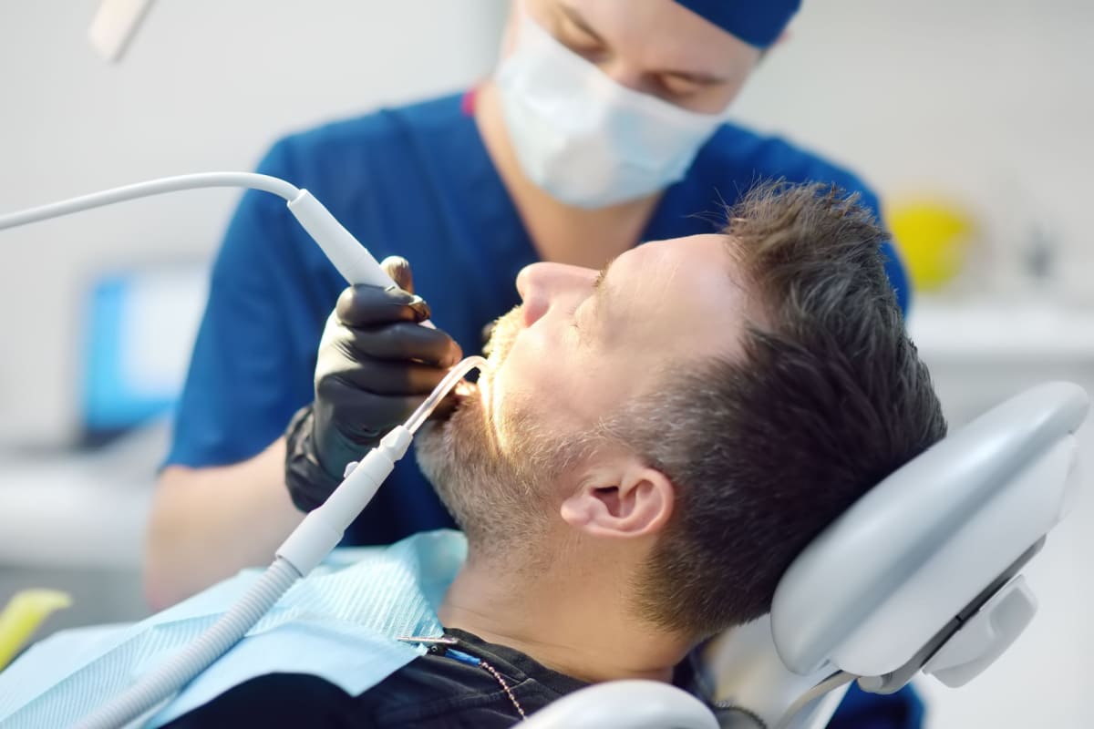 Mann bekommt trotz Zahnersatz beim Dentisten